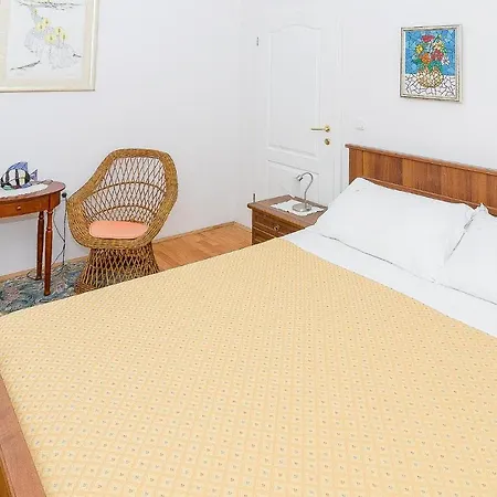 Apartments Villa Karmen ゲストハウス オレビック