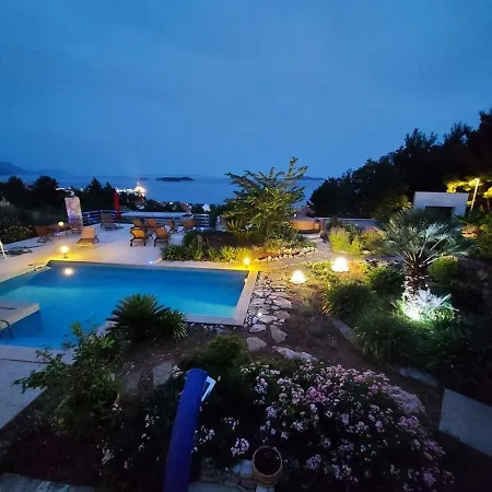 Apartments Villa Karmen 3*
